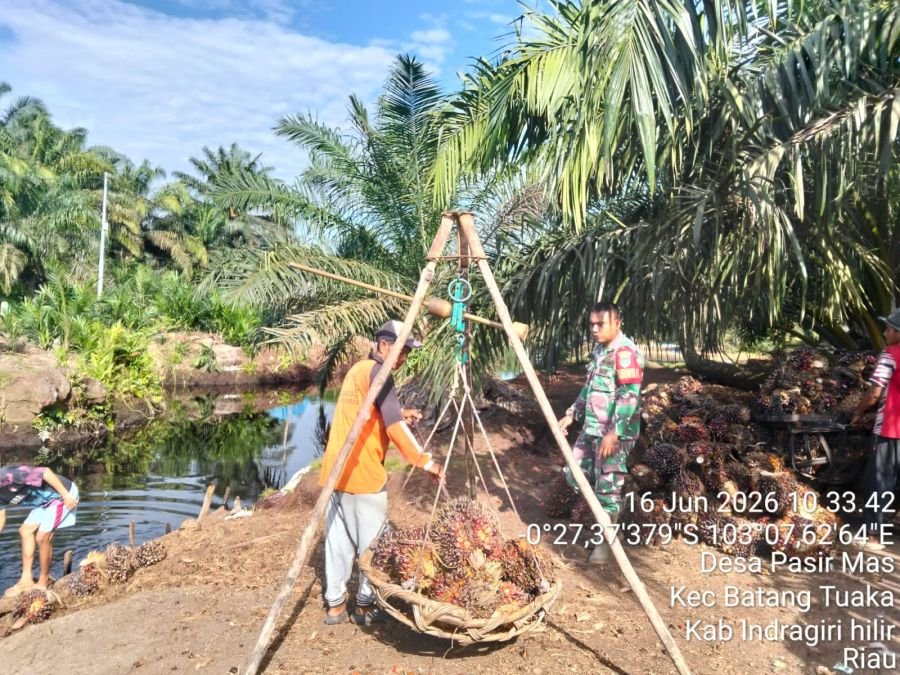 Babinsa Koramil 12/Batang Tuaka Laksanakan Komsos dan Imbau Keselamatan Kerja kepada Masyarakat Desa