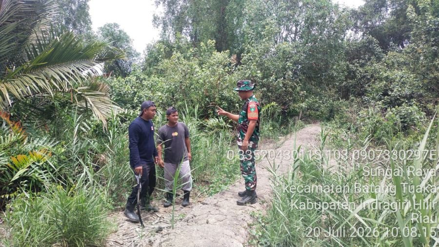 Babinsa Koramil 12/Batang Tuaka Laksanakan Patroli Tapal Batas, Situasi Wilayah Aman dan Kondusif