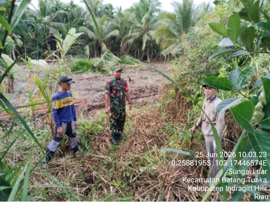 Babinsa Koramil 12/Batang Tuaka Laksanakan Sosialisasi dan Patroli Tapal Batas, Titik Api Nihil