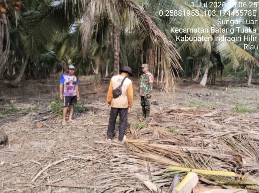Babinsa Koramil 12/Batang Tuaka Laksanakan Sosialisasi dan Patroli Tapal Batas, Titik Api Nihil