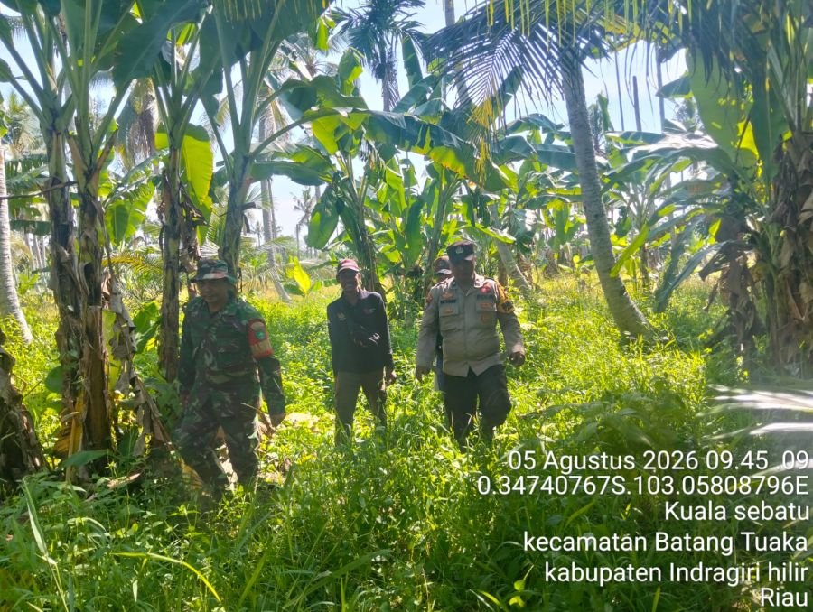 Babinsa Koramil 12/Batang Tuaka Laksanakan Sosialisasi dan Patroli Karhutla di Desa Kuala Sebatu