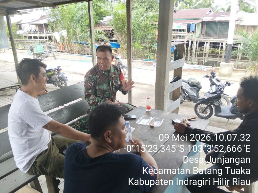 Babinsa Koramil 12/Batang Tuaka Laksanakan Komsos Bersama Warga Desa Junjangan