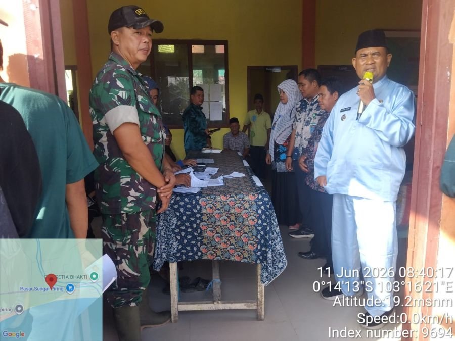 Babinsa Koramil 12/Batang Tuaka Monitoring Penyaluran Bantuan Beras dan Minyak Goreng untuk 597 KPM