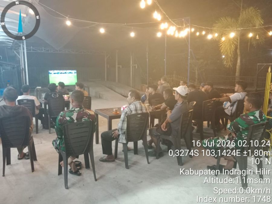 Babinsa Koramil 12/Batang Tuaka Nobar Semifinal Piala Dunia 2026 Bersama Warga Desa Sungai Luar
