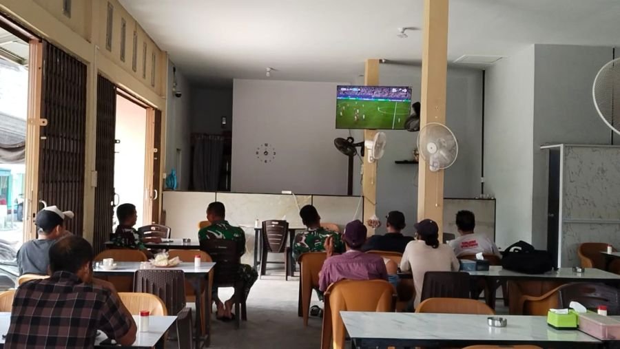 Babinsa Koramil 12/Batang Tuaka Nobar Piala Dunia 2026 Bersama Warga, Argentina Taklukkan Swiss 3-1