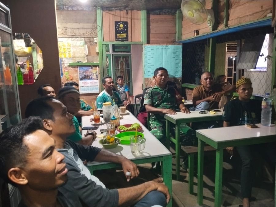 Babinsa Koramil 12/Batang Tuaka Nobar Perempat Final Piala Dunia 2026 Bersama Warga
