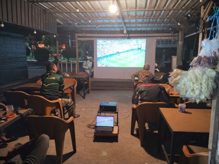 Babinsa Koramil 12/Batang Tuaka Nobar Piala Dunia 2026 Bersama Warga, Pererat Silaturahmi dan Kebers