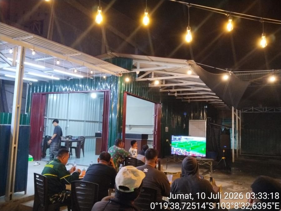 Babinsa Koramil 12/Batang Tuaka Nobar Piala Dunia 2026 Bersama Warga, Pererat Silaturahmi dan Kemanu