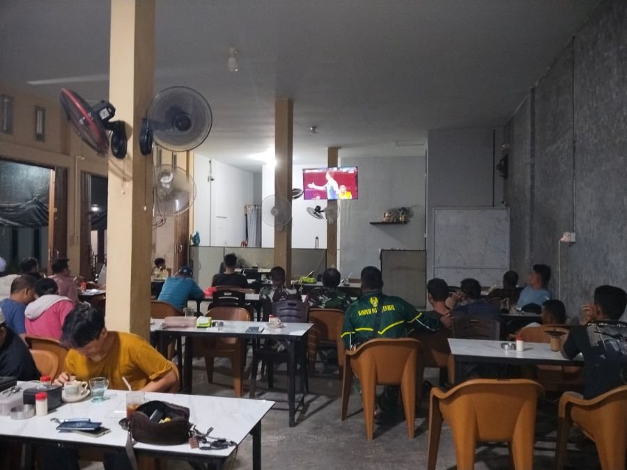 Babinsa Koramil 12/Batang Tuaka Nobar Piala Dunia 2026 Bersama Warga, Pererat Kebersamaan dengan Mas