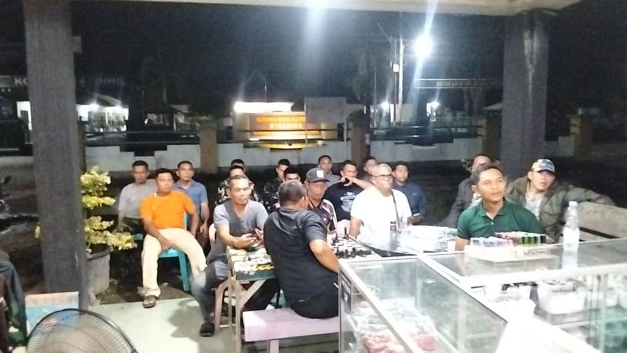 Babinsa Koramil 12/Batang Tuaka Nobar Piala Dunia Bersama di Asrama Makodim 0314/Inhil