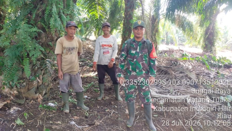 Babinsa Koramil 12/Batang Tuaka Patroli Tapal Batas, Pastikan Wilayah Sungai Raya Bebas Titik Api