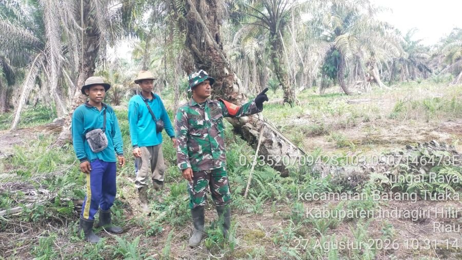 Babinsa Koramil 12/Batang Tuaka Patroli Tapal Batas, Pastikan Wilayah Nihil Titik Api dan Asap