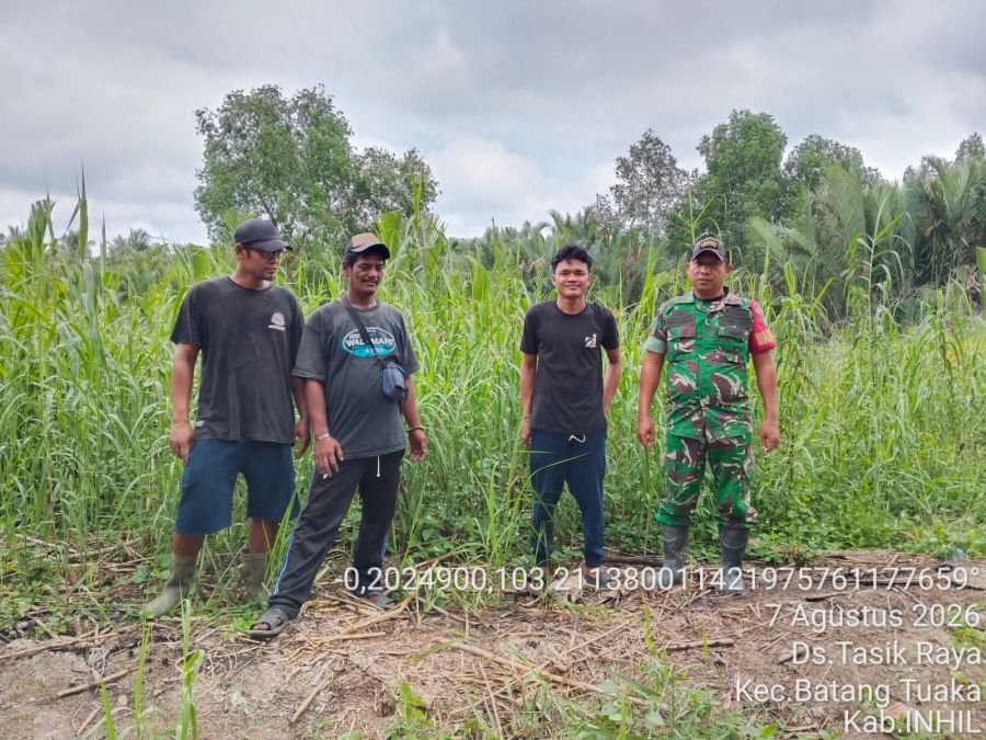 Babinsa Koramil 12/Batang Tuaka Patroli Tapal Batas, Pastikan Wilayah Bebas Titik Api