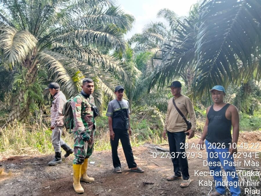 Babinsa Koramil 12/Batang Tuaka Patroli Karhutla di Desa Pasir Mas, Titik Api dan Asap Nihil