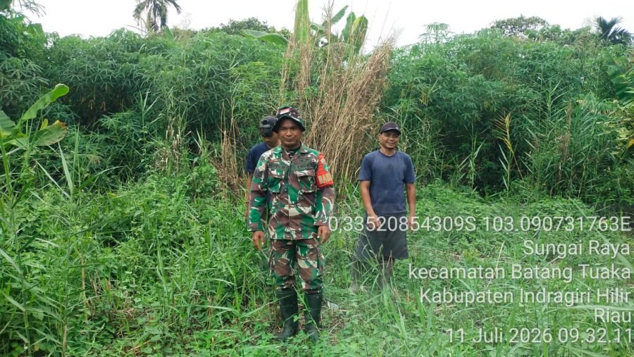 Babinsa Koramil 12/Batang Tuaka Patroli Tapal Batas, Pastikan Wilayah Desa Sungai Raya Bebas Titik A