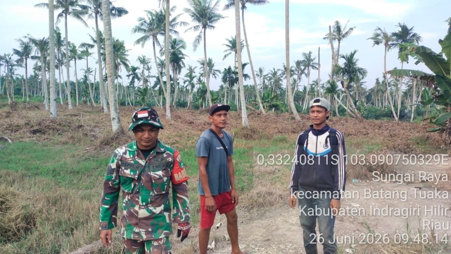 Babinsa Koramil 12/Batang Tuaka Patroli Tapal Batas, Pastikan Wilayah Aman dari Karhutla