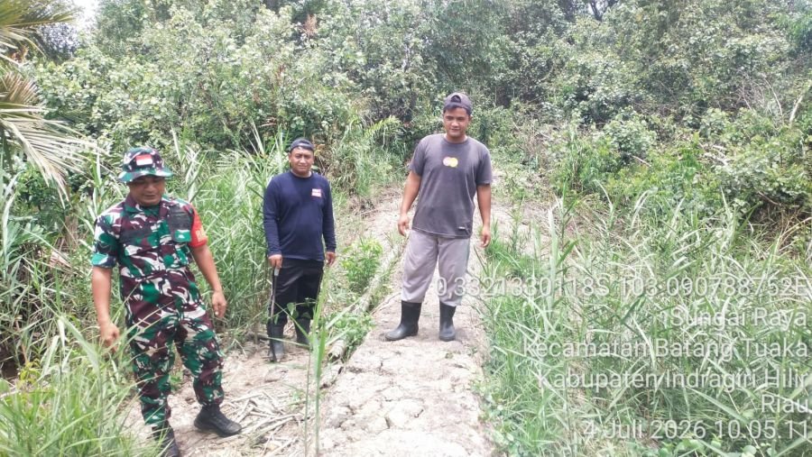 Babinsa Koramil 12/Batang Tuaka Patroli Tapal Batas, Pastikan Wilayah Aman dari Karhutla