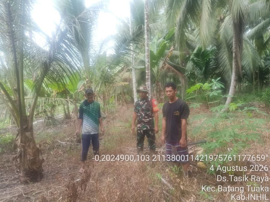 Babinsa Koramil 12/Batang Tuaka Patroli Tapal Batas, Pastikan Wilayah Bebas Titik Api