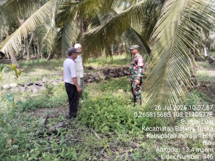 Babinsa Koramil 12/Batang Tuaka Patroli Tapal Batas, Pastikan Wilayah Perbatasan Aman dan Bebas Karh