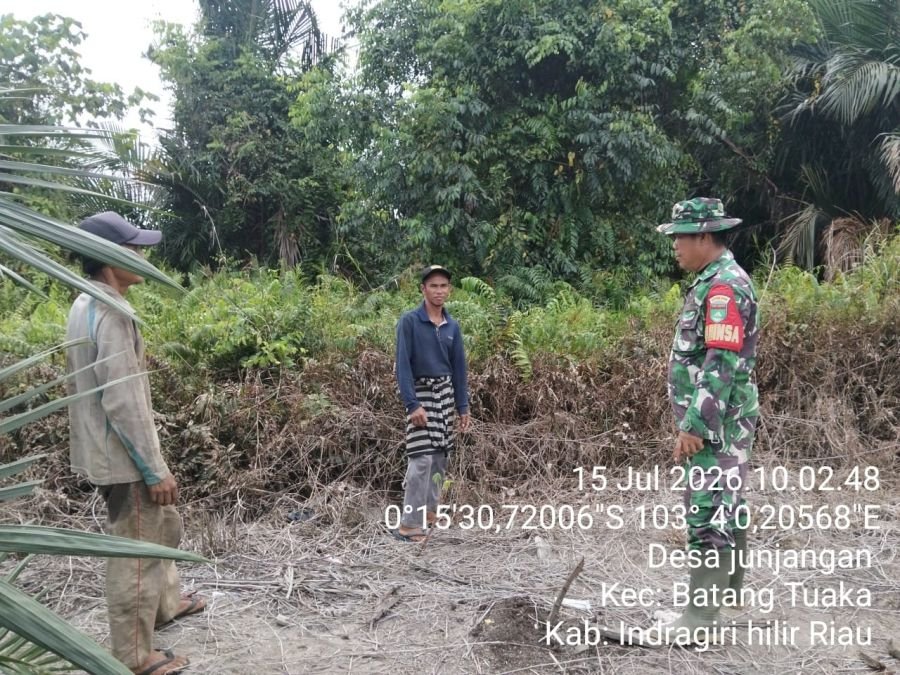 Babinsa Koramil 12/Batang Tuaka Patroli dan Sosialisasi Karhutla, Titik Api Nihil