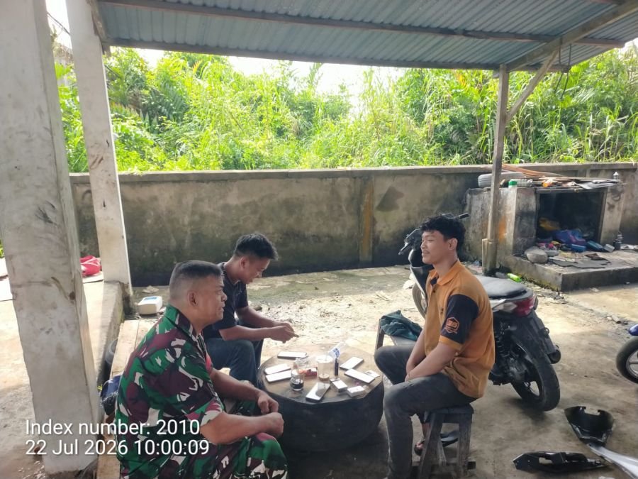 Babinsa Koramil 12/Batang Tuaka Pererat Silaturahmi dengan Warga Desa Gemilang Jaya