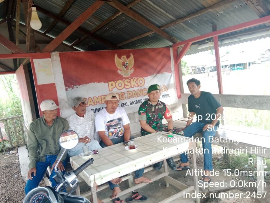 Babinsa Koramil 12/Batang Tuaka Perkuat Komsos Bersama Warga Sungai Piring