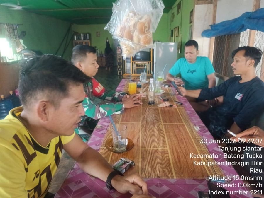 Babinsa Koramil 12/Batang Tuaka Pererat Silaturahmi Melalui Komsos Bersama Warga Desa Tanjung Sianta