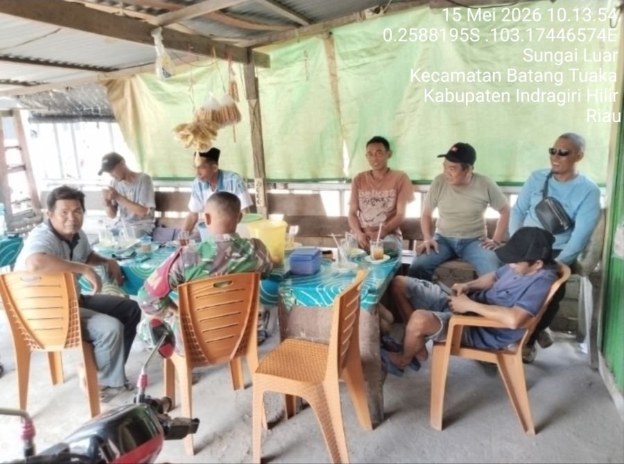 Babinsa Koramil 12/Batang Tuaka Pererat Silaturahmi Melalui Komsos Bersama Warga Desa Sungai Luar