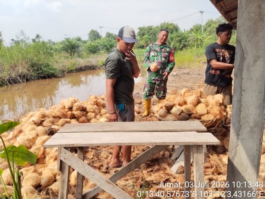 Babinsa Koramil 12/Batang Tuaka Pererat Silaturahmi dengan Petani Kelapa Melalui Komsos