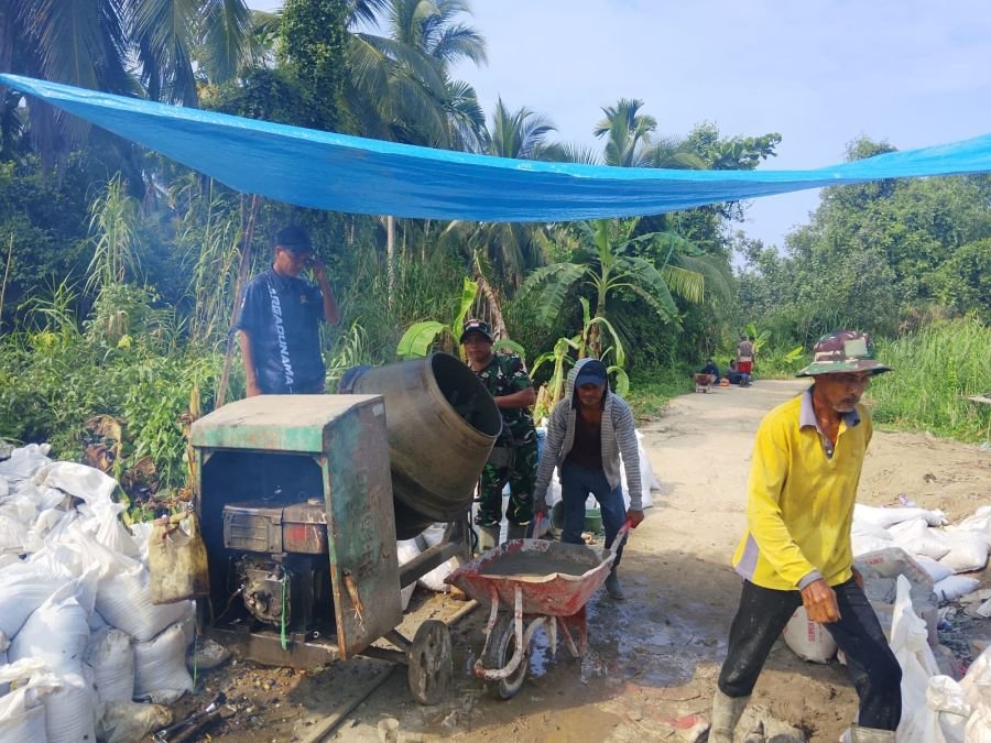 Babinsa Koramil 12/Batang Tuaka Terus Dampingi Progres Pembangunan Jembatan Gantung di Desa Sialang
