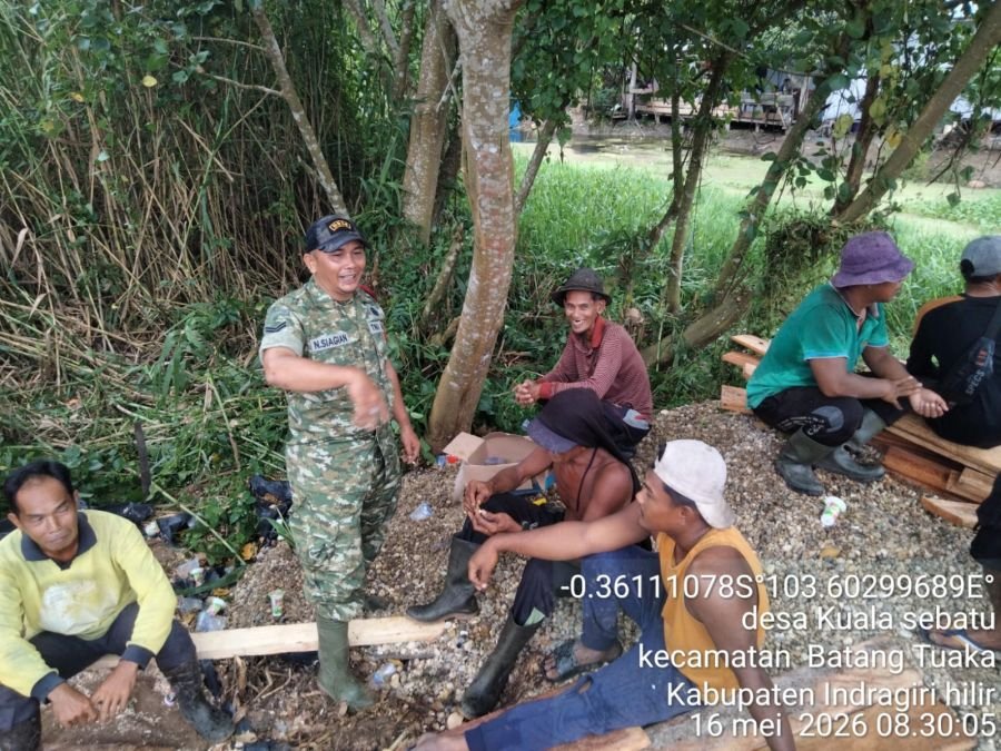 Babinsa Koramil 12/BTK Gotong Royong Bersama Warga Bangun Jembatan Penghubung