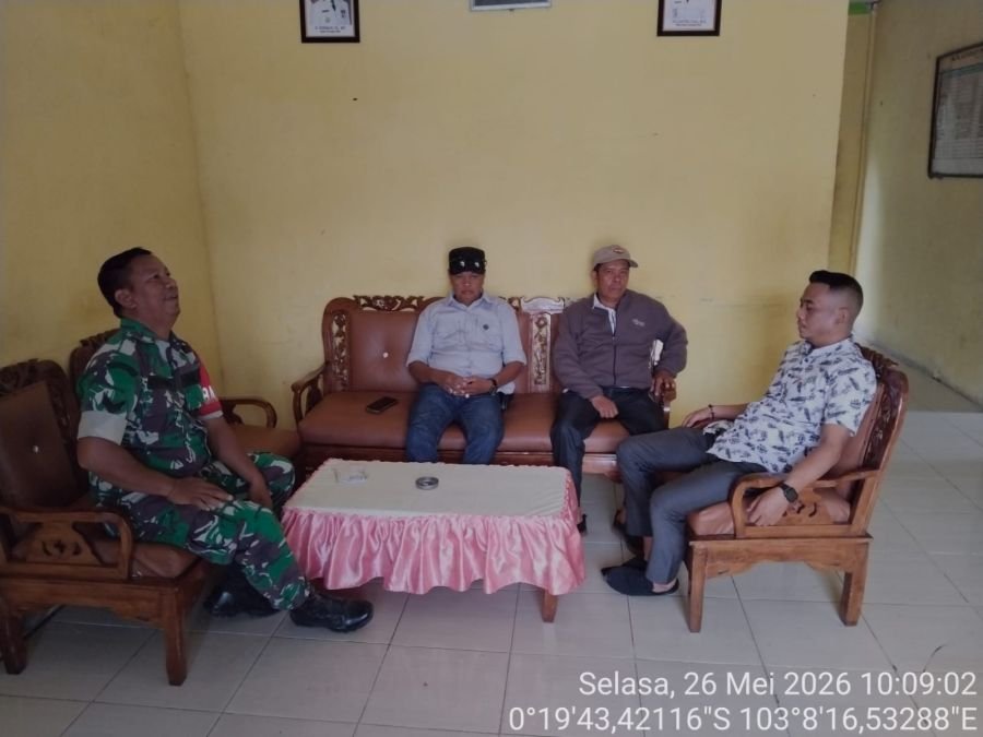 Babinsa Koramil 12/Btk Jalin Komsos Bersama Kepala Desa Sungai Dusun