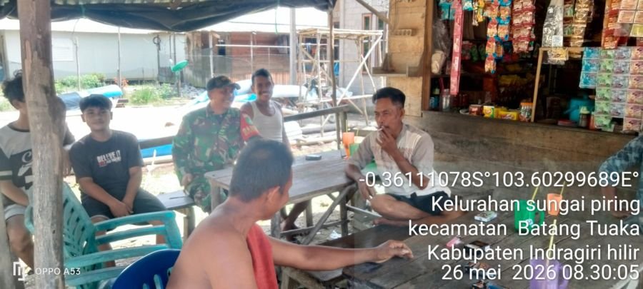 Babinsa Koramil 12/BTK Jalin Komsos Bersama Warga Desa Kuala Sebatu