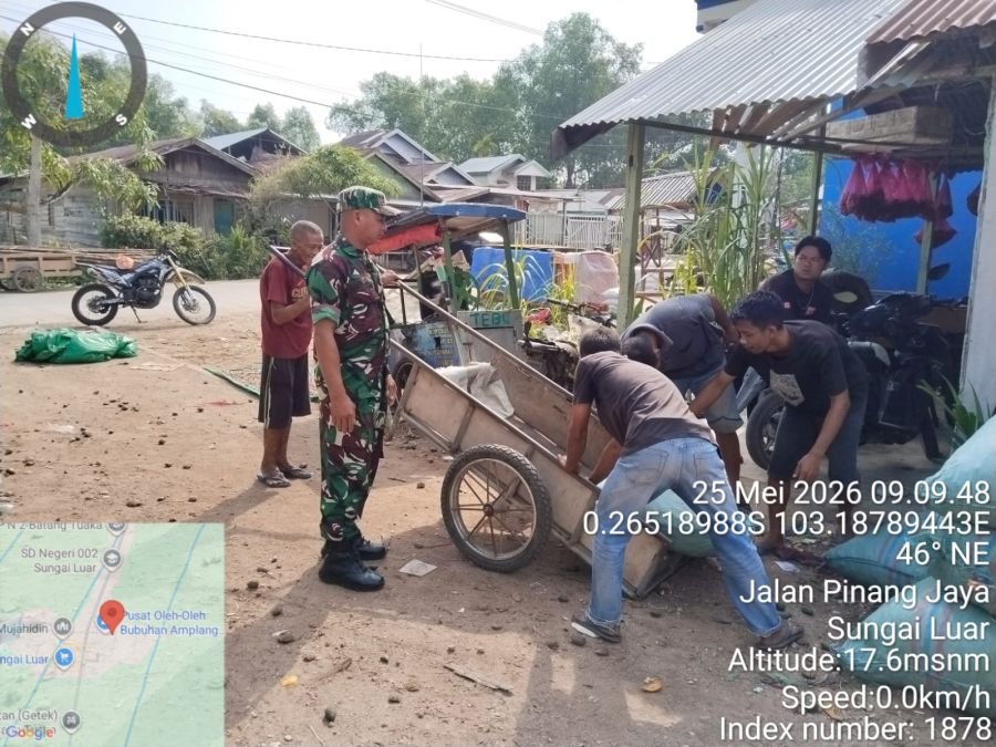 Babinsa Koramil 12/BTK Laksanakan Komsos Bersama Buruh di Desa Sungai Luar
