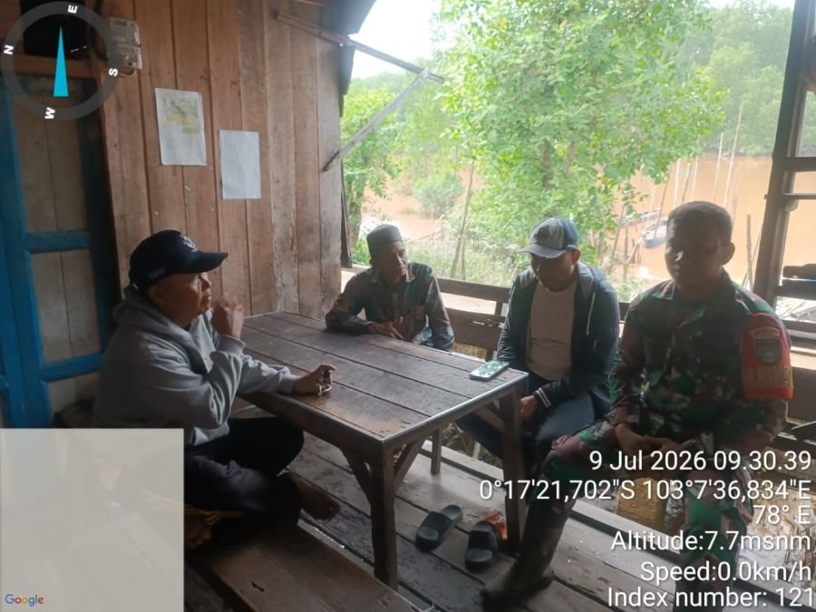 Babinsa Koramil 12/BTK Pererat Silaturahmi Melalui Komsos di Desa Tanjung Siantar
