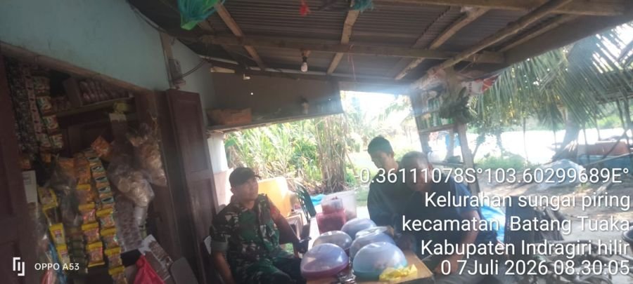 Babinsa Koramil 12/BTK Pererat Silaturahmi Melalui Komsos Bersama Warga Desa Kuala Sebatu