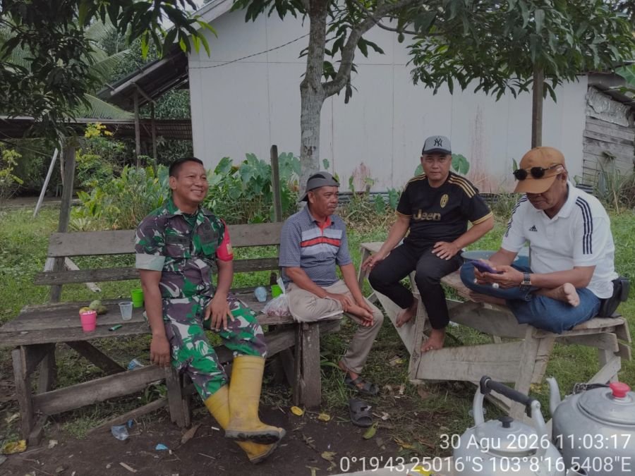 Babinsa Koramil 12/BTK Tingkatkan Komsos Bersama Warga Desa Sungai Dusun