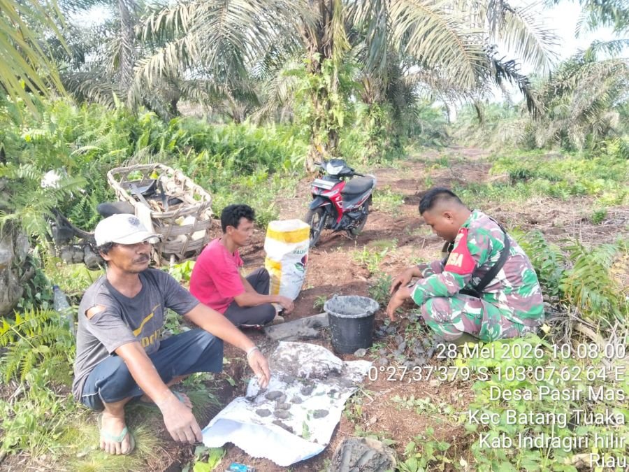 Babinsa Koramil 12/BTK Turun Langsung Edukasi Warga Soal Karhutla