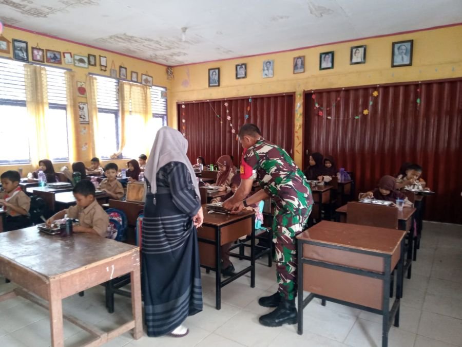 Babinsa Koramil 12/XIII Koto Kampar Antusias Mendampingi Program Makanan Bergizi di Sekolah Wilayah
