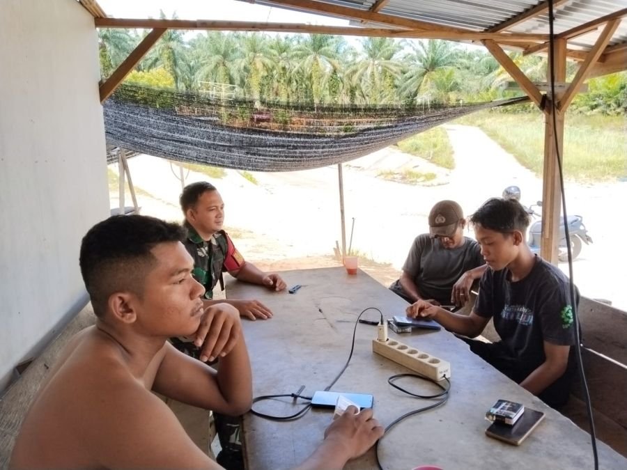 Babinsa Koramil 13/Rokan IV Koto Ajak Warga Bijak Bermedia Sosial dan Kenali Peran TNI