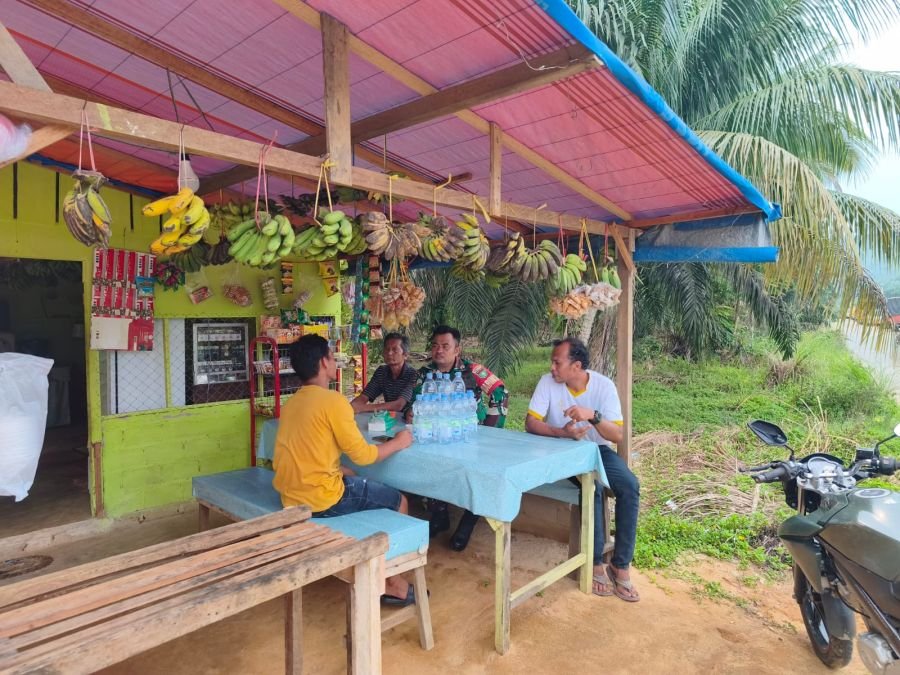 Babinsa Koptu Tumpal Johanes Siburian Ajak Warga Rokan Hulu Waspadai Karhutla
