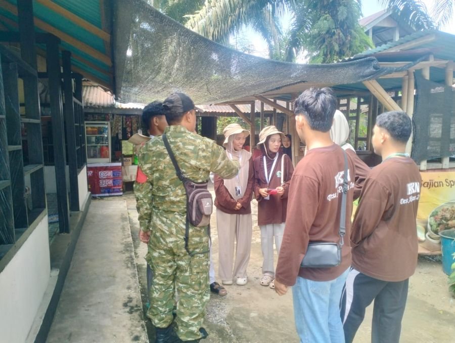 Babinsa Koramil 13/Rokan IV Koto Berikan Arahan kepada Mahasiswa KKN Sambut HUT ke-81 Kemerdekaan RI