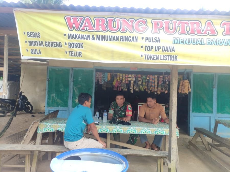 Babinsa Koramil 13/Rokan IV Koto Jalin Keakraban Bersama Ketua Pemuda Desa Cipang Kiri Hilir