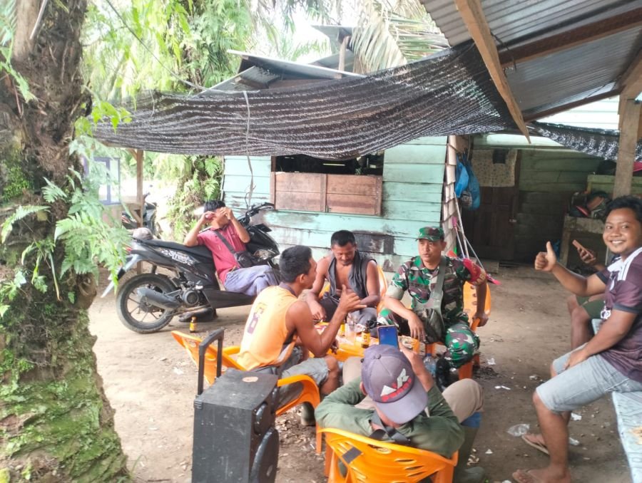 Babinsa Koramil 13/Rokan IV Koto Jalin Keakraban Lewat Komsos Bersama Warga Air Panas