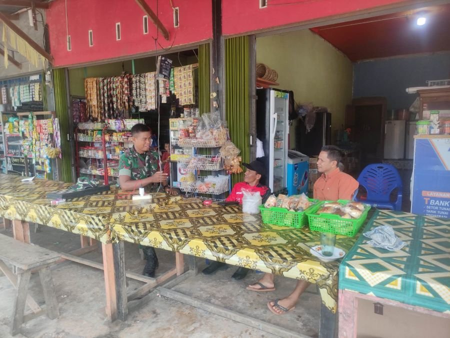 Babinsa Koramil 13/Rokan IV Koto Pantau Harga Sembako, Pastikan Stok Aman dan Harga Tetap Stabil