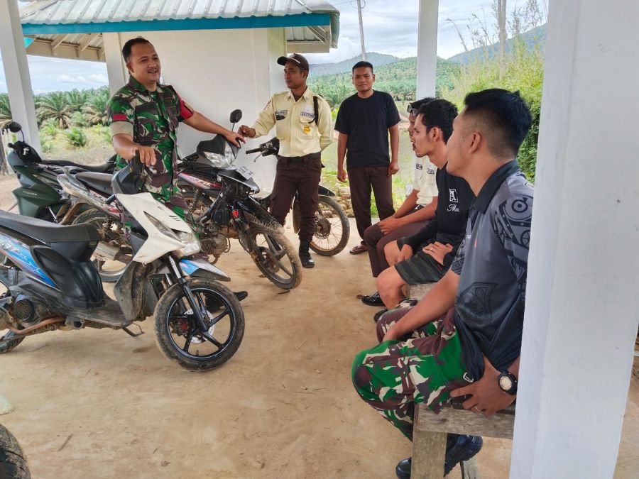 Babinsa Koramil 13/Rokan IV Koto Perkuat Sinergi Melalui Komsos Bersama Security PT. SRS