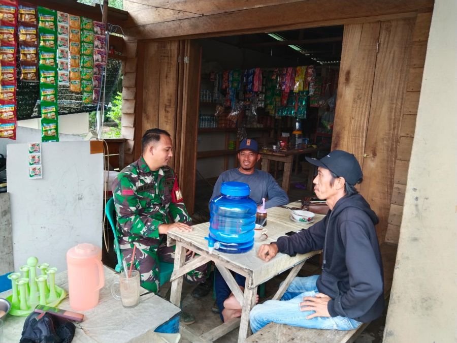 Babinsa Koramil 13/Rokan IV Koto Praka Agam Iskandar Melaksanakan Komsos Bersama  Warga Desa Cipang