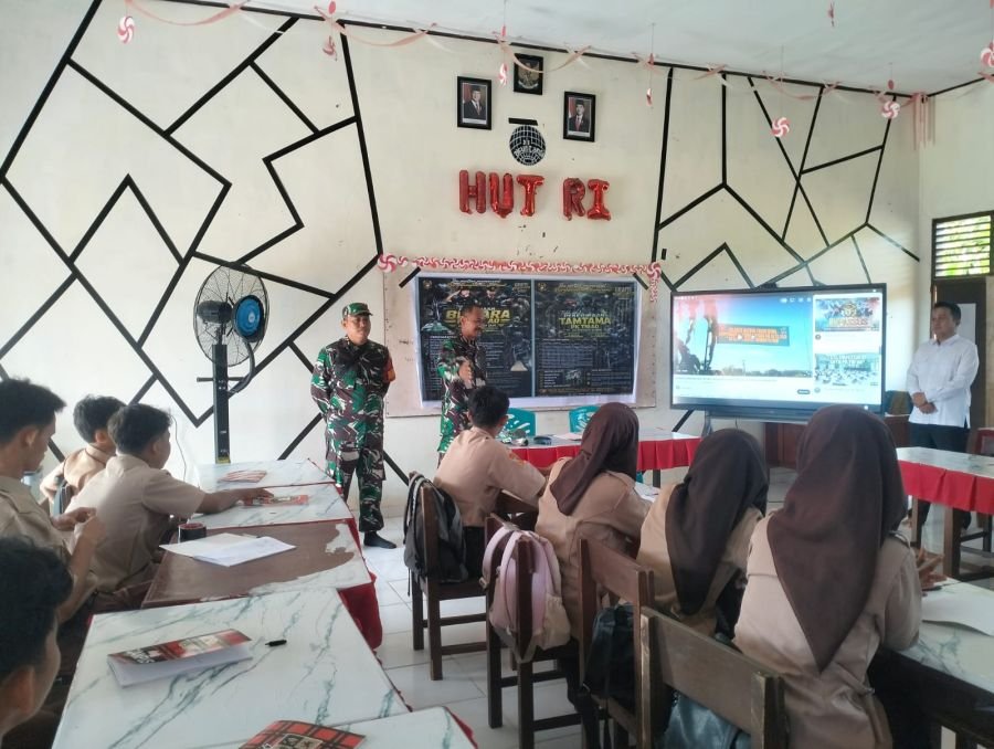 Babinsa Koramil 13/Rokan IV Koto Sosialisasikan Penerimaan Bintara dan Tamtama TNI AD di SMKN 1 Pend