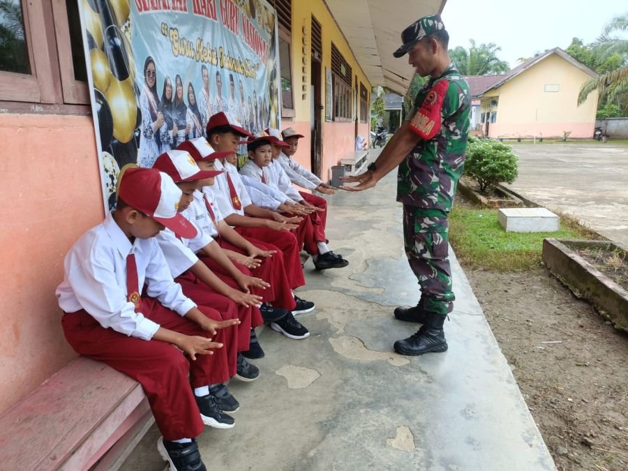 Babinsa Koramil 13/Rokan IV Koto Tanamkan Disiplin dan Kepedulian Kebersihan kepada Siswa SD