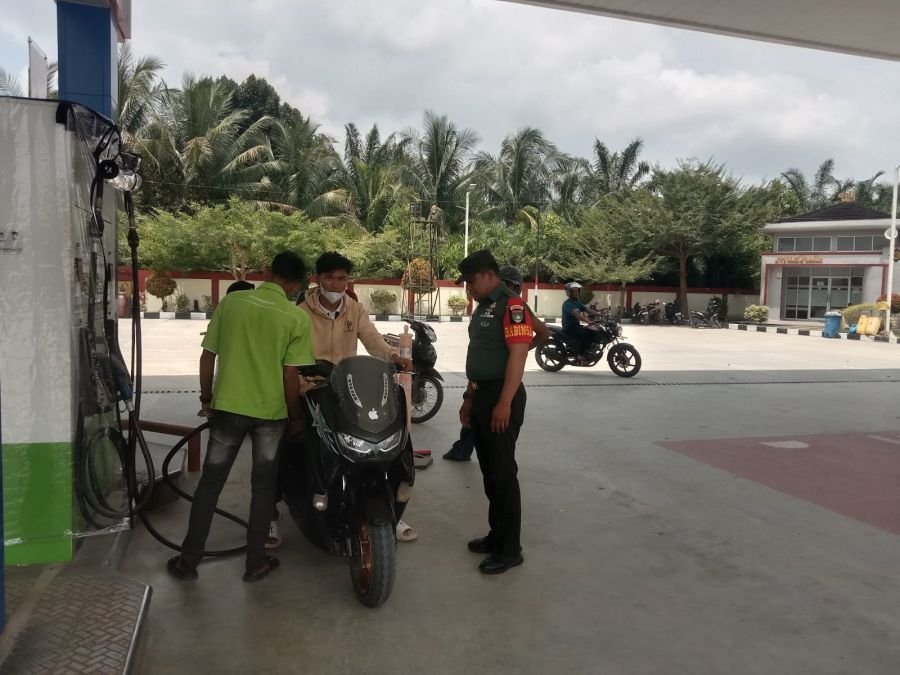 Babinsa Koramil 14/Kepenuhan Ingatkan Bahaya Kebakaran di SPBU